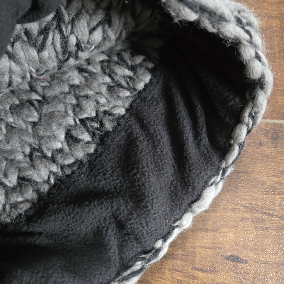 Everest Designs Wool Handcrafted Pompom Hat - Picture 5 of 7